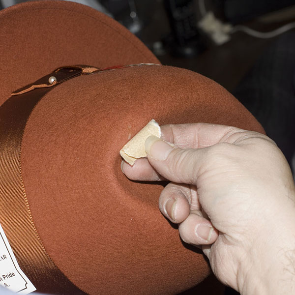 Как почистить фетров. Способы чистки фетровой шляпы. Растянуть фетровую шляпу. Как почистить фетровую шляпку. Как уменьшить размер шляпы.