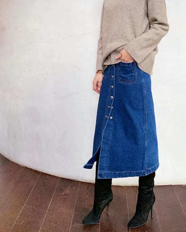 Зимние образы с джинсовыми юбками