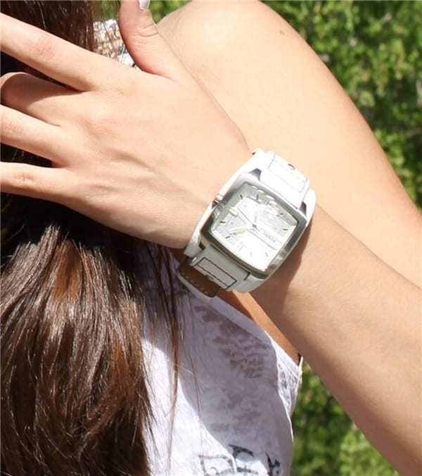 Квадратные часы на руку женские
