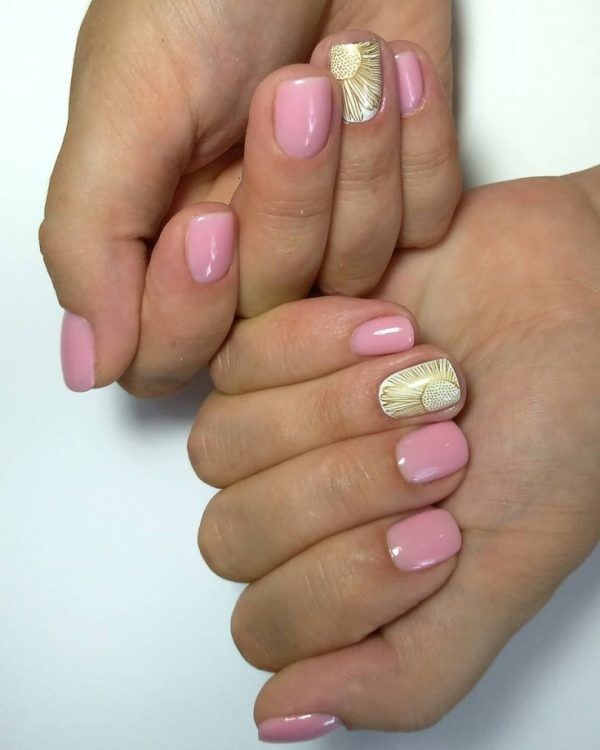 Маникюр на короткие ногти розовый с золотыми полосками