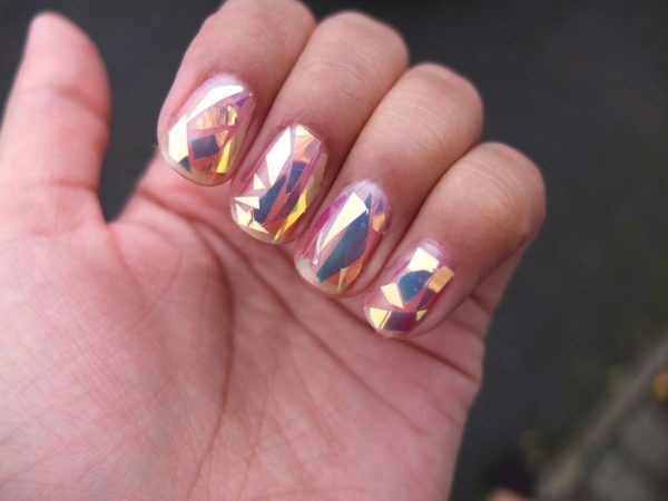 Маникюр на короткие ногти розовый с золотыми полосками