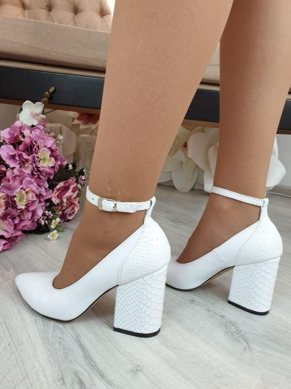 Модные белые туфли на каблуке